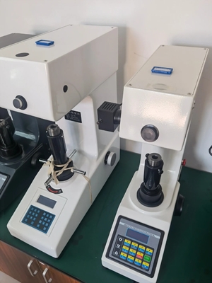 इलेक्ट्रिक रोटेटिंग कॉलम माइक्रो विकर्स कठोरता परीक्षक OEM 220V