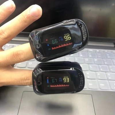 रंग TFT OLED स्क्रीन के साथ हाथ में फिंगर पल्स ऑक्सीमीटर